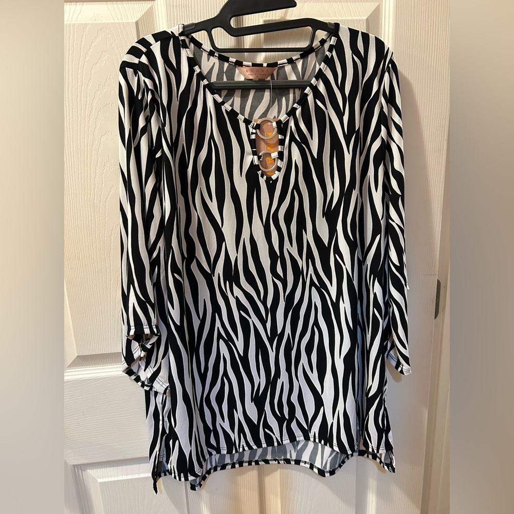 Amana 1X Black and White Zebra Print Women's Top 3/4 Sleeves Metal Accents NWT